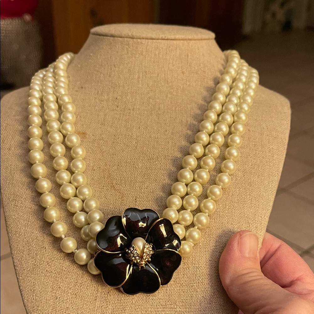 Elegant Pearl Necklace with Black Accent